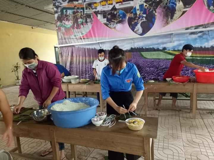 Nấu bánh chưng gửi người dân trong khu vực cách ly là hành động rất ý nghĩa, chia sẻ yêu thương (ảnh do nhân vật cung cấp).