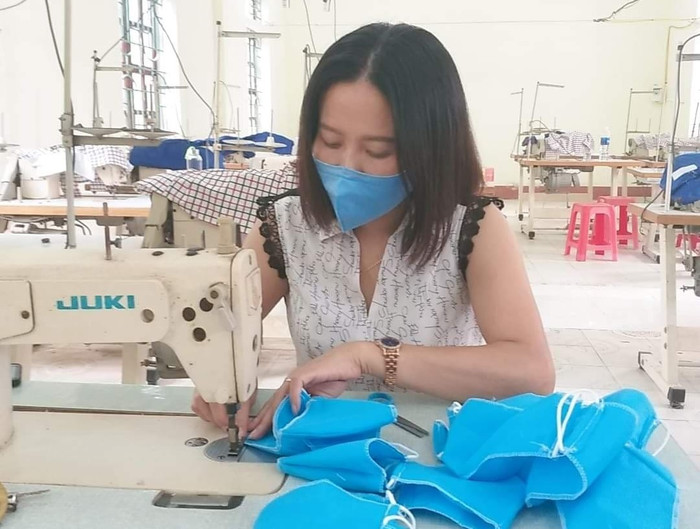 Từng đường kim, mũi chỉ của các cô là tình cảm gửi gắm vào trong đó, mong chung tay cùng xã hội đẩy lùi Covid -19 (ảnh do nhân vật cung cấp).