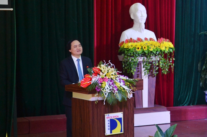 Bộ trưởng Bộ GD&ĐT Phùng Xuân Nhạ cho biết, đã giao Học viện Quản lý giáo dục tiến hành xây dựng các chuẩn dành cho đội ngũ lãnh đạo trường đại học. Ảnh: An Nguyên Bộ trưởng Bộ GD&ĐT Phùng Xuân Nhạ cho biết, đã giao Học viện Quản lý giáo dục tiến hành xây dựng các chuẩn dành cho đội ngũ lãnh đạo trường đại học. Ảnh: An Nguyên