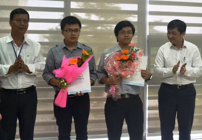 UBND thành phố Đà Nẵng trao quyết định phân công công việc cho các học viên được cử đi đào tạo bằng nguồn ngân sách. Ảnh: An Nguyên UBND thành phố Đà Nẵng trao quyết định phân công công việc cho các học viên được cử đi đào tạo bằng nguồn ngân sách. Ảnh: An Nguyên