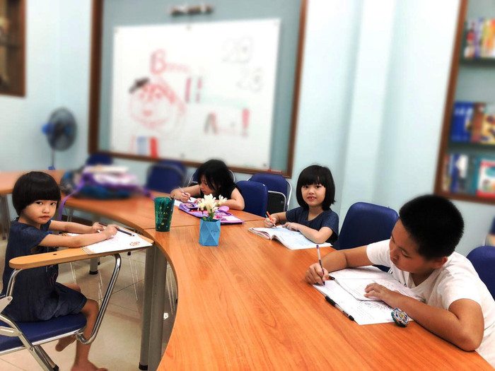 Quảng Nam phát phiếu lấy ý kiến phụ huynh học sinh về việc đi học trở lại từ ngày 2/3. (Trong ảnh: Học sinh Skyline Đà Nẵng học trực tuyến trong những ngày nghỉ vì dịch bệnh Covid-19. Ảnh: AN). Quảng Nam phát phiếu lấy ý kiến phụ huynh học sinh về việc đi học trở lại từ ngày 2/3. (Trong ảnh: Học sinh Skyline Đà Nẵng học trực tuyến trong những ngày nghỉ vì dịch bệnh Covid-19. Ảnh: AN).