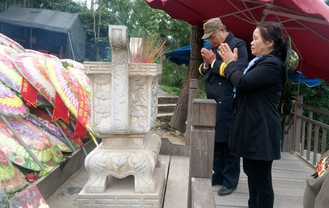 Mỗi nén hương dâng lên phần mộ Đại tướng như một lời tri ân của thế hệ sau đối với Người anh cả của quân đội nhân dân Việt Nam (Ảnh: Thủy Phan) Mỗi nén hương dâng lên phần mộ Đại tướng như một lời tri ân của thế hệ sau đối với Người anh cả của quân đội nhân dân Việt Nam (Ảnh: Thủy Phan)