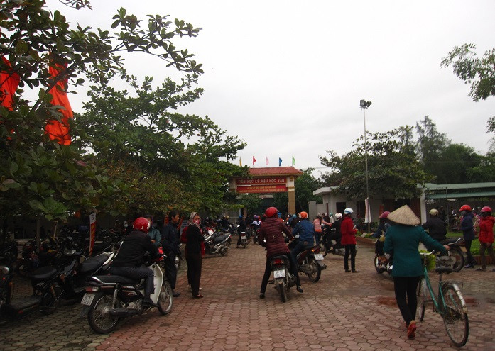 Trường cấp 3 đập bục giảng, tính kê bàn theo mâm, xuống cấp 2 học kinh nghiệm ảnh 3 Trường cấp 3 đập bục giảng, tính kê bàn theo mâm, xuống cấp 2 học kinh nghiệm ảnh 3