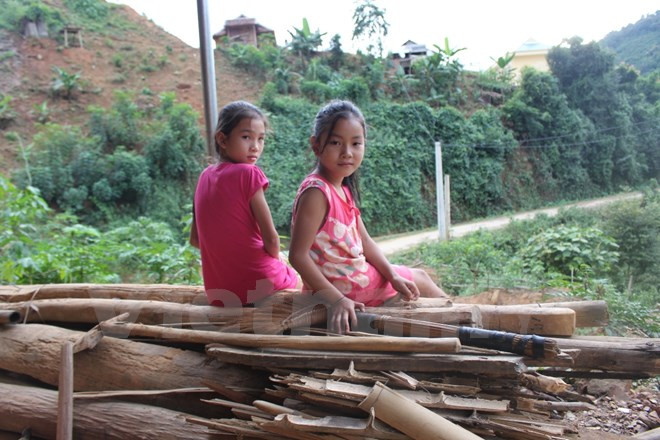 Cô bé Lương Thị Phương Thảo (áo hồng)