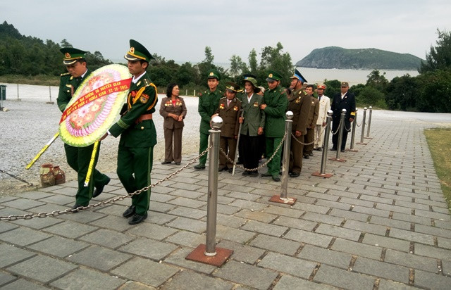 Vào dịp này, các cựu chiến binh cũng đến dâng hương tại mộ Đại tướng Võ Nguyên Giáp (Ảnh: Thủy Phan) Vào dịp này, các cựu chiến binh cũng đến dâng hương tại mộ Đại tướng Võ Nguyên Giáp (Ảnh: Thủy Phan)