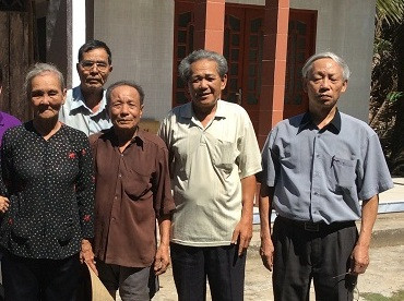 Bà Sáu Dân (áo hoa) – nguyên Chủ tịch xã Bình Phục Nhứt chụp ảnh cùng tác giả và mọi người Bà Sáu Dân (áo hoa) – nguyên Chủ tịch xã Bình Phục Nhứt chụp ảnh cùng tác giả và mọi người