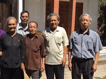 Bà Sáu Dân (áo hoa) – nguyên Chủ tịch xã Bình Phục Nhứt chụp ảnh cùng tác giả và mọi người