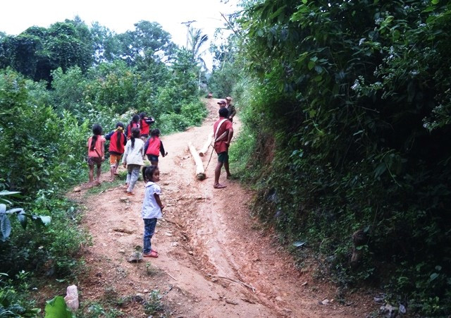 Dù thiếu thốn, các em vẫn thích đi học (Ảnh: Thủy Phan) Dù thiếu thốn, các em vẫn thích đi học (Ảnh: Thủy Phan)
