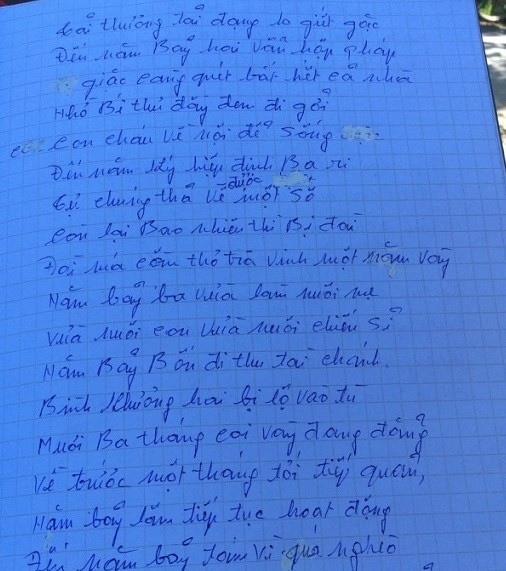 Ảnh chụp một trang trong tập thơ của bà Sáu Dân, nguyên Chủ tịch xã Bình Phục Nhứt thời kỳ 1975. (Ảnh: Xuân Dương) Ảnh chụp một trang trong tập thơ của bà Sáu Dân, nguyên Chủ tịch xã Bình Phục Nhứt thời kỳ 1975. (Ảnh: Xuân Dương)