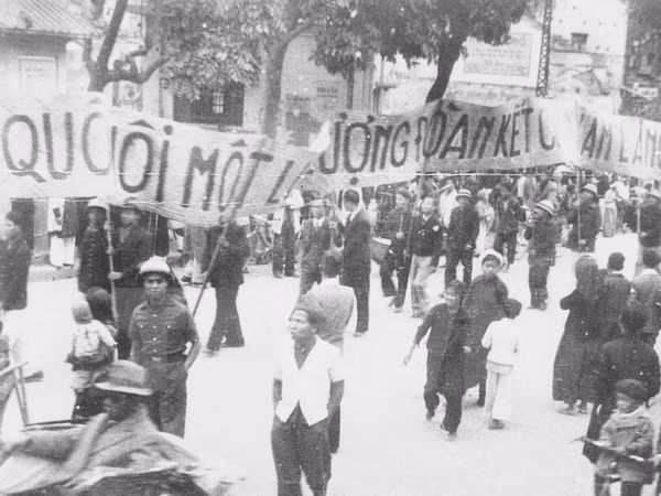 Nhân dân lao động Thủ đô cổ động cho ngày Tổng Tuyển cứ đầu tiên.