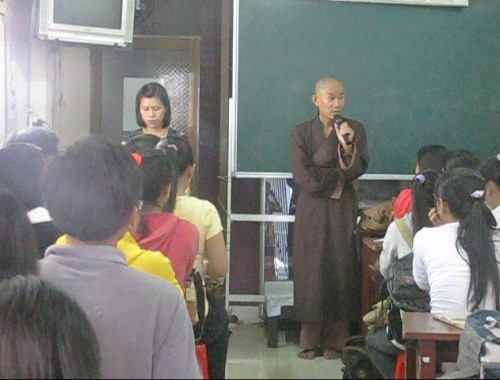 Học ngoại ngữ miễn phí trong chùa ảnh 1 Học ngoại ngữ miễn phí trong chùa ảnh 1