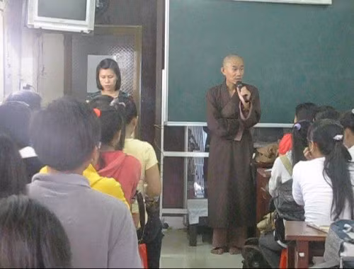 Học ngoại ngữ miễn phí trong chùa ảnh 1