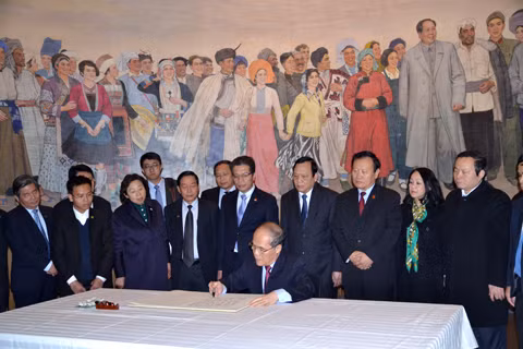 Chủ tịch Quốc hội Nguyễn Sinh Hùng ghi lưu bút tại khu tưởng niệm Chủ tịch Mao Trạch Đông