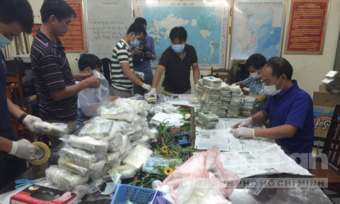 Tổng số tang vật ma túy thu được là 490 bánh heroin Tổng số tang vật ma túy thu được là 490 bánh heroin