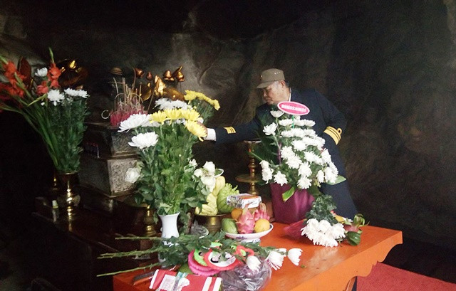 Vào thắp hương tại hang Tám cô (Ảnh: Thủy Phan) Vào thắp hương tại hang Tám cô (Ảnh: Thủy Phan)