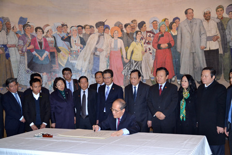 Chủ tịch Quốc hội Nguyễn Sinh Hùng ghi lưu bút tại khu tưởng niệm Chủ tịch Mao Trạch Đông Chủ tịch Quốc hội Nguyễn Sinh Hùng ghi lưu bút tại khu tưởng niệm Chủ tịch Mao Trạch Đông