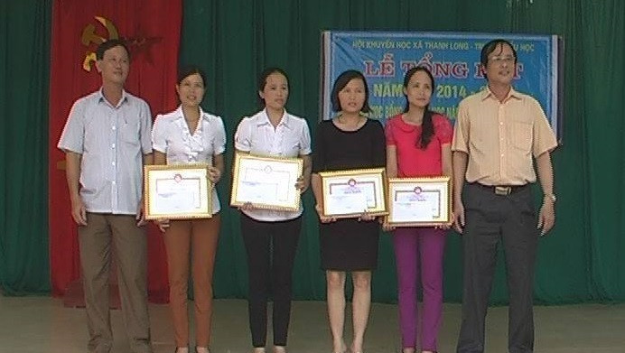 Các giáo viên dạy giỏi nhận quà từ gia đình nhà giáo Phạm Đức Bảo Các giáo viên dạy giỏi nhận quà từ gia đình nhà giáo Phạm Đức Bảo