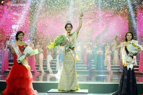 Từ trái sang: Á khôi 2 Nguyễn Thu Hằng, Hoa khôi Đặng Mỹ Huyền và Á khôi 1 Công Lê Minh Hương