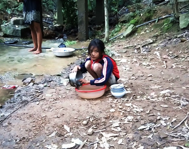 Ở nơi ấy, học sinh chân trần trèo dốc đến trường ảnh 5 Ở nơi ấy, học sinh chân trần trèo dốc đến trường ảnh 5