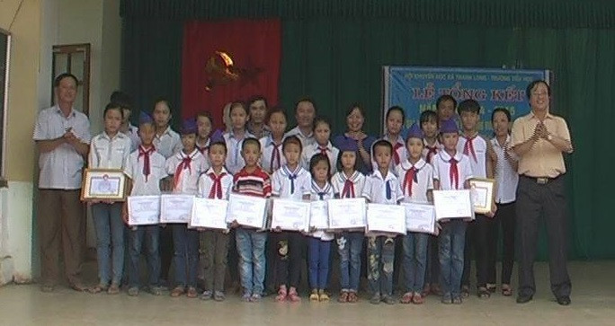 Thầy Phạm Đức Bảo (áo vàng) trao tặng 20 suất học bổng tới các em học sinh vào ngày 2/6/2015. Thầy Phạm Đức Bảo (áo vàng) trao tặng 20 suất học bổng tới các em học sinh vào ngày 2/6/2015.