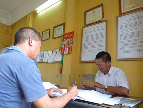 Anh Bùi Đình Hảo (bên phải) trong vai trò là cán bộ tư pháp, hộ tịch. Anh Bùi Đình Hảo (bên phải) trong vai trò là cán bộ tư pháp, hộ tịch.