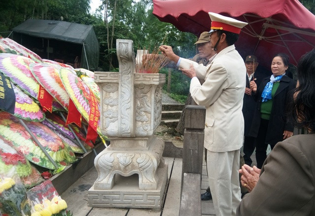 Mỗi nén hương dâng lên phần mộ Đại tướng như một lời tri ân của thế hệ sau đối với Người anh cả của quân đội nhân dân Việt Nam (Ảnh: Thủy Phan) Mỗi nén hương dâng lên phần mộ Đại tướng như một lời tri ân của thế hệ sau đối với Người anh cả của quân đội nhân dân Việt Nam (Ảnh: Thủy Phan)