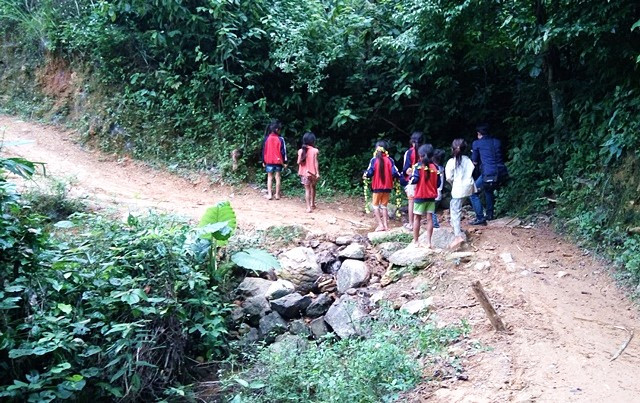 Ở nơi ấy, học sinh chân trần trèo dốc đến trường ảnh 1 Ở nơi ấy, học sinh chân trần trèo dốc đến trường ảnh 1