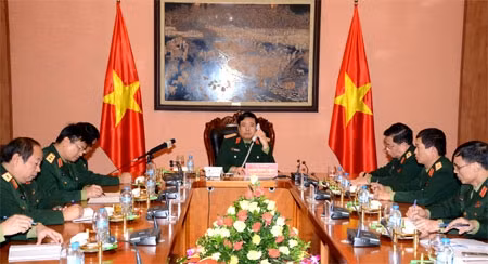 Đại tướng Phùng Quang Thanh và đại diện chỉ huy một số cơ quan Bộ Quốc phòng, Tổng cục Chính trị tại cuộc điện đàm.