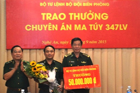 Thiếu tướng Nguyễn Cảnh Hiền, Phó Tư lệnh Bộ đội Biên phòng tặng hoa, trao thưởng cho lãnh đạo Ban Chuyên án. Thiếu tướng Nguyễn Cảnh Hiền, Phó Tư lệnh Bộ đội Biên phòng tặng hoa, trao thưởng cho lãnh đạo Ban Chuyên án.