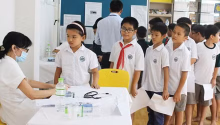 Khám sức khỏe định kỳ cho học trò chỉ là hình thức (Ảnh: tienphong.vn)
