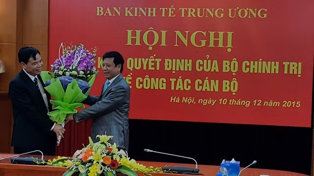 Phó Trưởng Ban Thường trực Ban Tổ chức T.Ư Trần Lưu Hải trao Quyết định của Bộ Chính trị phân công Thứ trưởng Bộ Nông nghiệp và phát triển nông thôn (Ảnh: Thanh Liêm)