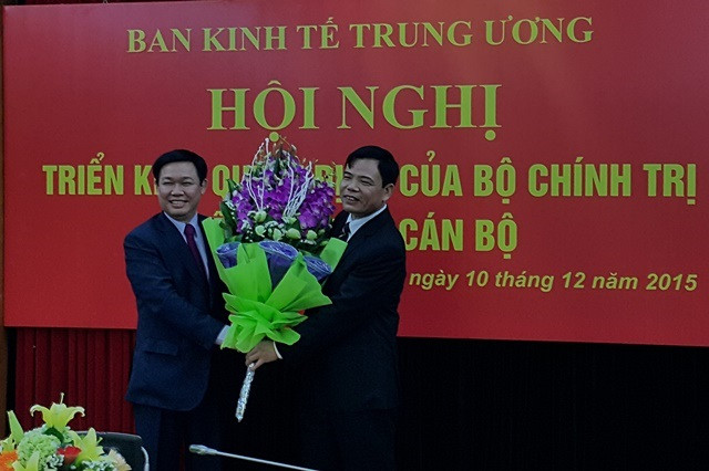 Trưởng Ban Kinh tế T.Ư Vương Đình Huệ chúc mừng tân Thứ trưởng thường trực Nguyễn Xuân Cường (Ảnh: Thanh Liêm) Trưởng Ban Kinh tế T.Ư Vương Đình Huệ chúc mừng tân Thứ trưởng thường trực Nguyễn Xuân Cường (Ảnh: Thanh Liêm)