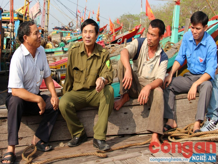 Công an xã phối hợp với chính quyền địa phương tuyên truyền, vận động nhân dân thực hiện nghiêm chính sách pháp luật Công an xã phối hợp với chính quyền địa phương tuyên truyền, vận động nhân dân thực hiện nghiêm chính sách pháp luật