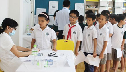 Khám sức khỏe định kỳ cho học trò chỉ là hình thức (Ảnh: tienphong.vn) Khám sức khỏe định kỳ cho học trò chỉ là hình thức (Ảnh: tienphong.vn)