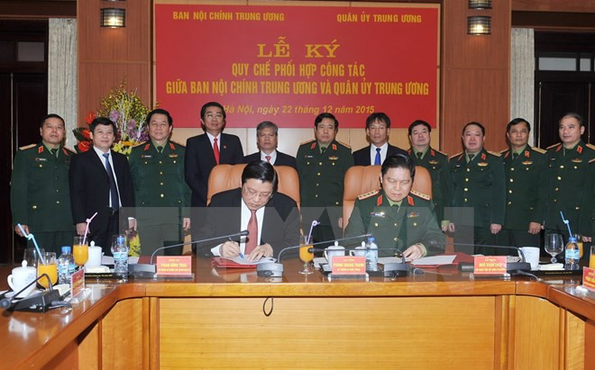 Đại tướng Ngô Xuân Lịch và ông Phan Đình Trạc, Phó trưởng Ban Thường trực Ban Nội Trung ương ký Quy chế phối hợp công tác. Đại tướng Ngô Xuân Lịch và ông Phan Đình Trạc, Phó trưởng Ban Thường trực Ban Nội Trung ương ký Quy chế phối hợp công tác.
