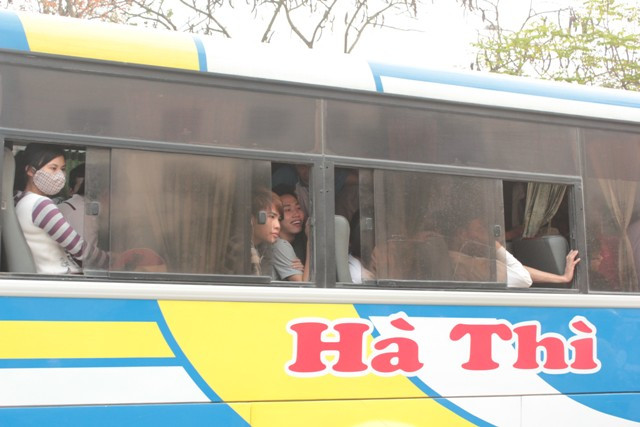 Lượng khách quá đông nên việc chủ xe nhồi nhét khách như xe buýt là chuyện khó tránh khỏi. Đây cũng là dịp để xe khách kiếm tiền. Lượng khách quá đông nên việc chủ xe nhồi nhét khách như xe buýt là chuyện khó tránh khỏi. Đây cũng là dịp để xe khách kiếm tiền.