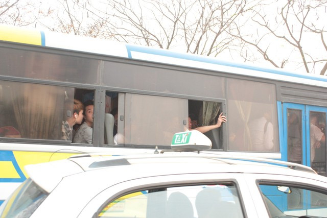 Từ đầu xe đến cuối xe đều phải đứng. Từ đầu xe đến cuối xe đều phải đứng.