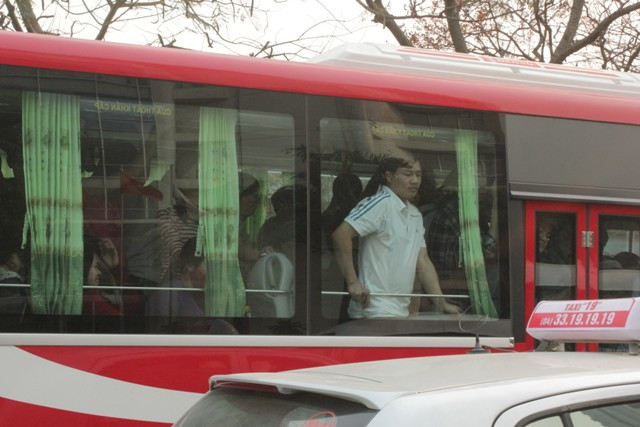 Mong chờ tới bến xe để được xuống. Mong chờ tới bến xe để được xuống.