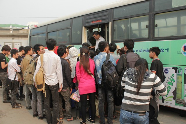 Hôm nay, nhiều người không thể lên được xe buýt ngay tại bến xe. Hôm nay, nhiều người không thể lên được xe buýt ngay tại bến xe.