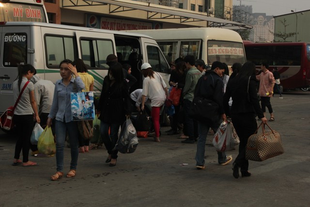 1 chiếc xe 14 chỗ ngồi nhưng lượng khách khi xuống bến gần 30 người. 1 chiếc xe 14 chỗ ngồi nhưng lượng khách khi xuống bến gần 30 người.