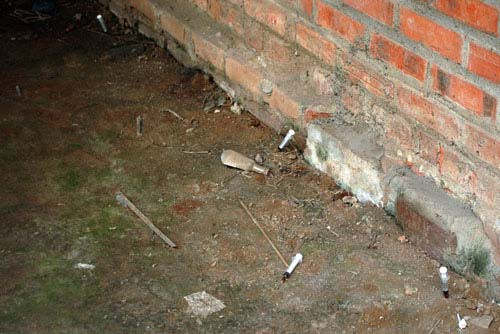 Cái vất ngổn ngang, cái cắm vào chân tường Cái vất ngổn ngang, cái cắm vào chân tường