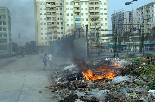 Rác thải ở khu đô thị mới Pháp vân- Tứ Hiệp xử lý bằng cách đốt Rác thải ở khu đô thị mới Pháp vân- Tứ Hiệp xử lý bằng cách đốt