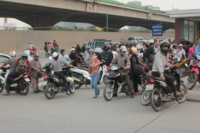 Xe ôm, người nhà chờ đón hành khách trước cổng bến xe. Xe ôm, người nhà chờ đón hành khách trước cổng bến xe.