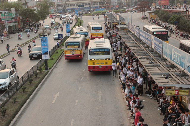 Tại bến xe buýt chung chuyển Cầu Giấy, đông nghịt người đợi chờ xe buýt. Tại bến xe buýt chung chuyển Cầu Giấy, đông nghịt người đợi chờ xe buýt.