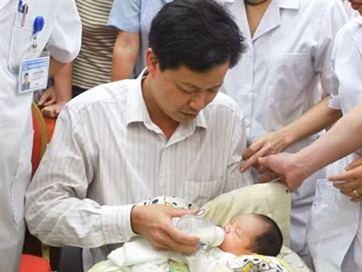 Anh Phạm Xuân Chiều cho con uống sữa sau khi cơ quan công an trao cháu bé cho gia đình (Ảnh: Tiền Phong)