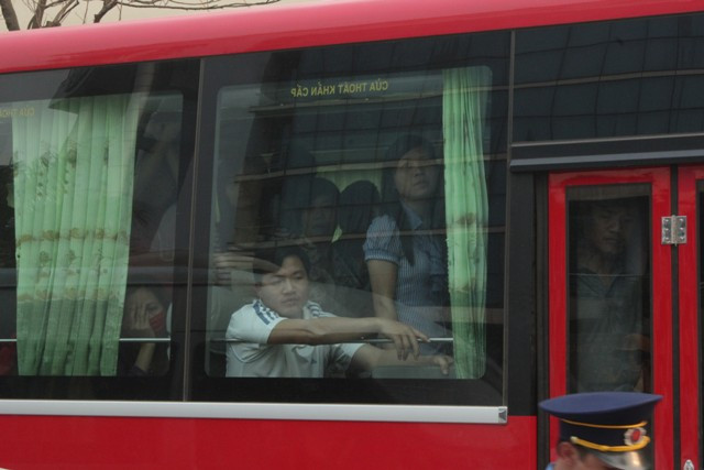 Giá tiền không thay đổi so với mọi khi, nhưng người phải đứng trong suốt đường đi vẫn phải trả mức tiền như những người may mắn có chỗ ngồi. Giá tiền không thay đổi so với mọi khi, nhưng người phải đứng trong suốt đường đi vẫn phải trả mức tiền như những người may mắn có chỗ ngồi.