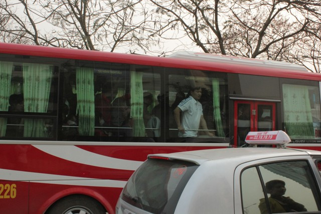 Không phân biệt người già trẻ con, người nào lên trước thì được ngồi, người nào lên sau phải đứng trong suốt đường đi. Trẻ em 5 tuổi cũng phải trả mức tiền như người lớn. Không phân biệt người già trẻ con, người nào lên trước thì được ngồi, người nào lên sau phải đứng trong suốt đường đi. Trẻ em 5 tuổi cũng phải trả mức tiền như người lớn.