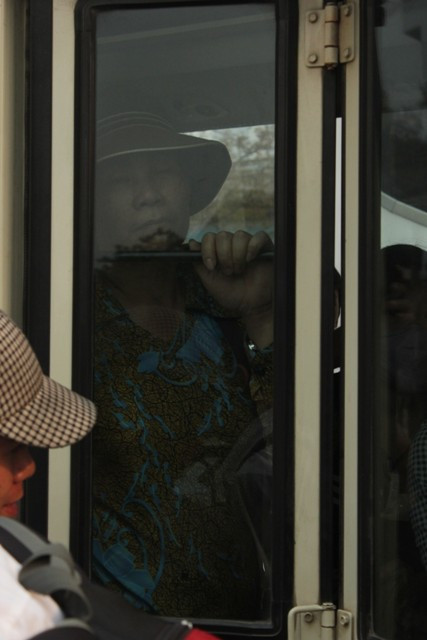 Hành khách phải đứng những nơi chỉ dành cho phụ xe. Thậm chí, đứng ngay ở cửa lên xuống. Hành khách phải đứng những nơi chỉ dành cho phụ xe. Thậm chí, đứng ngay ở cửa lên xuống.