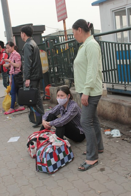 Vật vã, mệt nhọc sau chặng đường lên Hà Nội. Vật vã, mệt nhọc sau chặng đường lên Hà Nội.