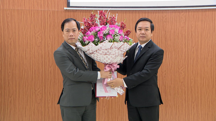 Ông Đinh Quốc Trường (bên trái) trong buổi nhận nhiệm vụ làm Phó Giám đốc Sở Giáo dục Ninh Bình. Ảnh: nbtv.vn Ông Đinh Quốc Trường (bên trái) trong buổi nhận nhiệm vụ làm Phó Giám đốc Sở Giáo dục Ninh Bình. Ảnh: nbtv.vn